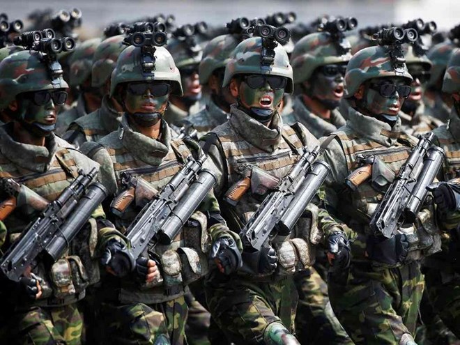 North Korean special forces soldiers march and shout slogans during a military parade marking the 105th birth anniversary of country's founding father, Kim Il Sung in Pyongyang, North Korea April 15, 2017. /REUTERS